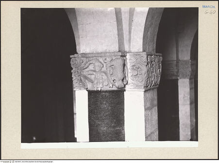 Vorderseite von Archivio Fotografico dei Musei Vaticani [https://www.deutsche-digitale-bibliothek.de/content/lizenzen/rv-ez/] Kapitelle mit Flechtwerk sowie vegetabilen, zoomorphen und christologischen MotivenNordwestpfeiler: Kapitelle der Rund- und Rechteckvorlagen - Kapitell der westlichen Rundvorlage: ein mit einem Schwert bewaffneter Mann legt seine Hand auf den Kopf einer weiteren Figur, rechts ein quadrupedes Mischwesen in Kopfüber-Position (Schrägansicht von rechts), bh254391_recto. Foto: Moscioni, Romualdo.