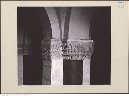 Vorderseite von Archivio Fotografico dei Musei Vaticani [https://www.deutsche-digitale-bibliothek.de/content/lizenzen/rv-ez/] Kapitelle mit Flechtwerk sowie vegetabilen, zoomorphen und christologischen MotivenSüdwestpfeiler: Kapitelle der Rund- und Rechteckvorlagen - Kapitell der westlichen Rundvorlage: ein mit einem Schwert bewaffneter Mann legt seine Hand auf den Kopf einer weiteren Figur, rechts ein quadrupedes Mischwesen in Kopfüber-Position (Schrägansicht von rechts), bh254392_recto. Foto: Moscioni, Romualdo.