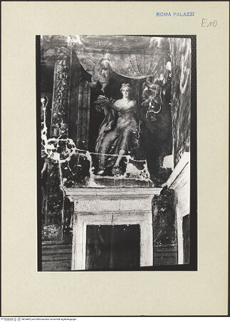 Vorderseite von Sopr. Mon. Laz. [https://www.deutsche-digitale-bibliothek.de/content/lizenzen/rv-ez/] Szenen aus dem Leben von Papst Paul III.Papst Paul III. krönt einen Farnese-Prinzen (entweder seinen Sohn Pierluigi oder den Neffen Ottavio), Allegorien von Fama und Gloria - Detail: Allegorie der Gloria, bh254682_recto. Foto: Keaveney.