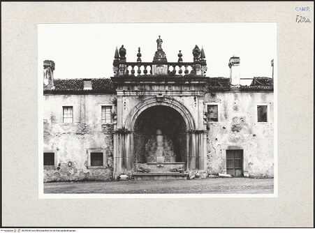 Vorderseite von Hutzel, Max [https://www.deutsche-digitale-bibliothek.de/content/lizenzen/rv-ez/] Certosa di San Lorenzo - Brunnen, bh254938_recto. Foto: Hutzel, Max.