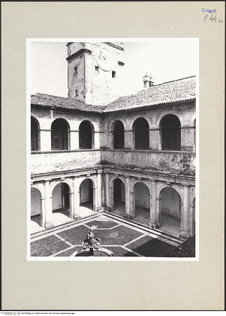 Vorderseite von Hutzel, Max [https://www.deutsche-digitale-bibliothek.de/content/lizenzen/rv-ez/] Certosa di San LorenzoChiostro della Foresteria - Blick in den Kreuzgang von Westen, bh254944_recto. Foto: Hutzel, Max.