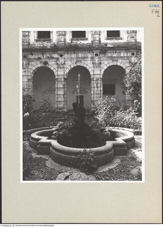 Vorderseite von Hutzel, Max [https://www.deutsche-digitale-bibliothek.de/content/lizenzen/rv-ez/] Certosa di San LorenzoChiostro dei Procuratori - Brunnen und Arkatur, bh254948_recto. Foto: Hutzel, Max.