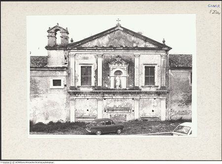 Vorderseite von Hutzel, Max [https://www.deutsche-digitale-bibliothek.de/content/lizenzen/rv-ez/] Certosa di San Lorenzo - Eingangsseite (Südfassade): Fassade der Chiesa delle donne, bh254950_recto. Foto: Hutzel, Max.