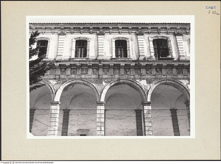 Vorderseite von Hutzel, Max [https://www.deutsche-digitale-bibliothek.de/content/lizenzen/rv-ez/] Certosa di San LorenzoChiostro grande - Arkatur und erstes Obergeschoss, Ausschnitt, bh254952_recto. Foto: Hutzel, Max.