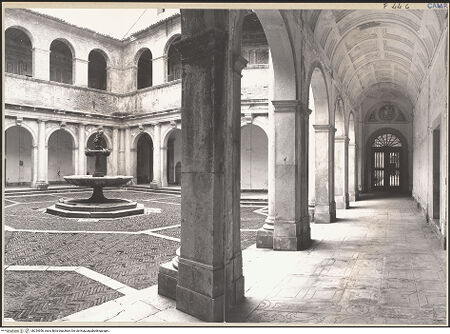 Vorderseite von Hutzel, Max [https://www.deutsche-digitale-bibliothek.de/content/lizenzen/rv-ez/] Certosa di San LorenzoChiostro della Foresteria - Blick aus dem Deambulatorium in den Kreuzgang, bh254956_recto. Foto: Hutzel, Max.