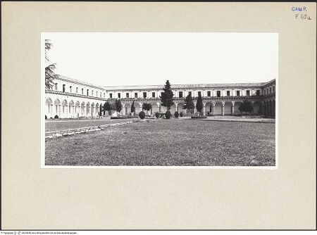 Vorderseite von Hutzel, Max [https://www.deutsche-digitale-bibliothek.de/content/lizenzen/rv-ez/] Certosa di San LorenzoChiostro grande - Blick in den Kreuzgang von Norden, bh254958_recto. Foto: Hutzel, Max.