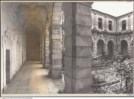 Vorderseite von Hutzel, Max [https://www.deutsche-digitale-bibliothek.de/content/lizenzen/rv-ez/] Certosa di San LorenzoChiostro dei Procuratori - Blick aus dem Deambulatorium in den Kreuzgang, bh254963_recto. Foto: Hutzel, Max.
