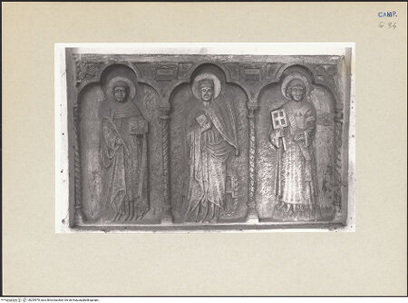 Vorderseite von Hutzel, Max [https://www.deutsche-digitale-bibliothek.de/content/lizenzen/rv-ez/] Sarkophagfront mit den heiligen Bruno, Katharina und Laurentius - Gesamtansicht, bh254978_recto. Foto: Hutzel, Max.