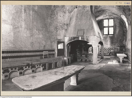 Vorderseite von Hutzel, Max [https://www.deutsche-digitale-bibliothek.de/content/lizenzen/rv-ez/] Certosa di San Lorenzo - Innenansicht zum Herd, bh254988_recto. Foto: Hutzel, Max.