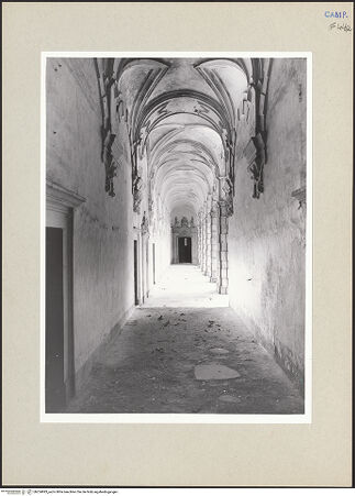 Vorderseite von Hutzel, Max [https://www.deutsche-digitale-bibliothek.de/content/lizenzen/rv-ez/] Certosa di San LorenzoChiostro dei Procuratori - Galerie, bh254993_recto. Foto: Hutzel, Max.