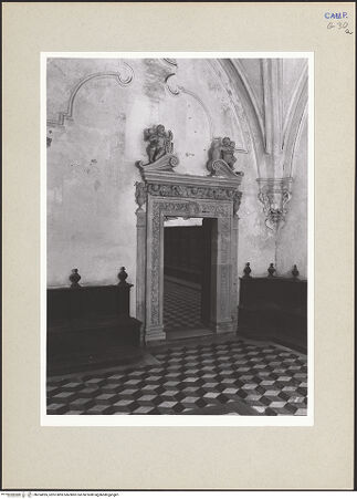 Vorderseite von Hutzel, Max [https://www.deutsche-digitale-bibliothek.de/content/lizenzen/rv-ez/] Certosa di San Lorenzo - Eingang zum Kapitelsaal, bh254995_recto. Foto: Hutzel, Max.