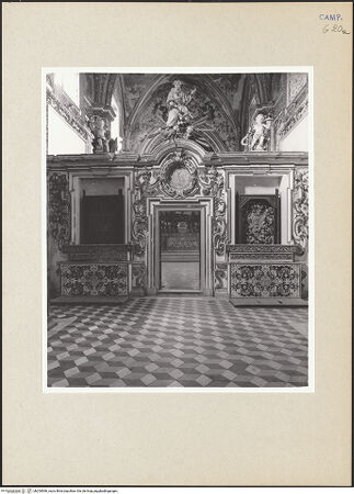 Vorderseite von Hutzel, Max [https://www.deutsche-digitale-bibliothek.de/content/lizenzen/rv-ez/] Certosa di San Lorenzo - Innenraum zum Hauptaltar vom Lettner, bh254996_recto. Foto: Hutzel, Max.