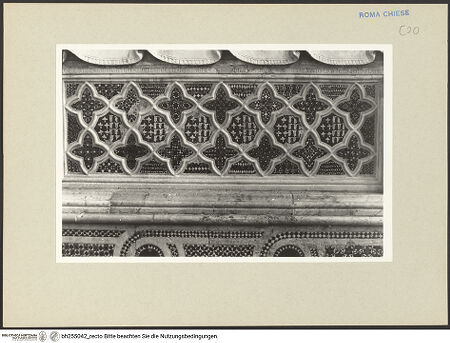 Vorderseite von Hutzel, Max [https://www.deutsche-digitale-bibliothek.de/content/lizenzen/rv-ez/] Grabmal des Kardinals Stefano Surdi (de Surdis) - Detail: Mosaik unter Sarkophag, bh255042_recto. Foto: Hutzel, Max.