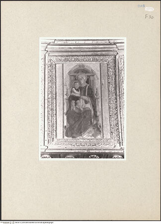 Vorderseite von Grandangolo, Matera [https://www.deutsche-digitale-bibliothek.de/content/lizenzen/rv-ez/] Thronende Madonna und die Heiligen Paulus, Antonius, Bernhard von Siena, Katharina von Alexandrien, Petrus, Franziskus, Ludwig von Toulouse und Elisabeth von Ungarn - Detail: Madonna, bh255172_recto. Foto.