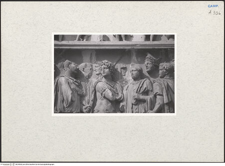 Vorderseite von Bildarchiv Foto Marburg [https://www.deutsche-digitale-bibliothek.de/content/lizenzen/rv-fz/] Arco di Traiano (Trajansbogen)Nordöstliche Seite (Landseite)Linker Pylon - Detail, Relief: Trajan reorganisiert die Armee, bh255568_recto. Foto.