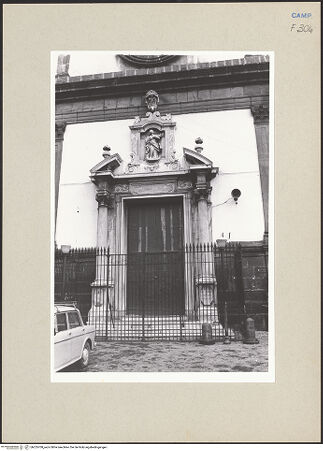 Vorderseite von Bösel, Richard [https://www.deutsche-digitale-bibliothek.de/content/lizenzen/rv-fz/] Hauptportal mit Statue der heiligen Katharina - Gesamtansicht, bh255708_recto. Foto: Bösel, Richard.