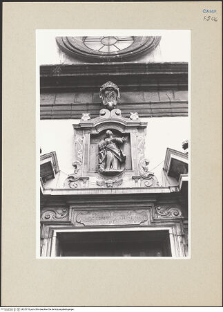 Vorderseite von Bösel, Richard [https://www.deutsche-digitale-bibliothek.de/content/lizenzen/rv-fz/] Hauptportal mit Statue der heiligen Katharina - Detail, bh255710_recto. Foto: Bösel, Richard.