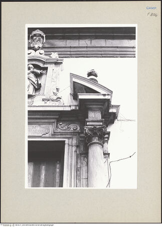 Vorderseite von Bösel, Richard [https://www.deutsche-digitale-bibliothek.de/content/lizenzen/rv-fz/] Hauptportal mit Statue der heiligen Katharina - Detail, bh255711_recto. Foto: Bösel, Richard.