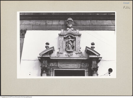 Vorderseite von Bösel, Richard [https://www.deutsche-digitale-bibliothek.de/content/lizenzen/rv-fz/] Hauptportal mit Statue der heiligen Katharina - Detail, bh255712_recto. Foto: Bösel, Richard.