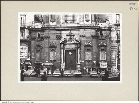 Vorderseite von Bösel, Richard [https://www.deutsche-digitale-bibliothek.de/content/lizenzen/rv-fz/] San Ferdinando - Fassade, Teilansicht, bh255714_recto. Foto: Bösel, Richard.