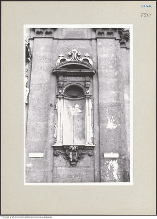 Vorderseite von Bösel, Richard [https://www.deutsche-digitale-bibliothek.de/content/lizenzen/rv-fz/] San Ferdinando - Fassade, Nische, bh255716_recto. Foto: Bösel, Richard.