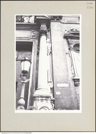 Vorderseite von Bösel, Richard [https://www.deutsche-digitale-bibliothek.de/content/lizenzen/rv-fz/] San Ferdinando - Fassade, Hauptportal, Detail, bh255717_recto. Foto: Bösel, Richard.