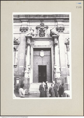 Vorderseite von Bösel, Richard [https://www.deutsche-digitale-bibliothek.de/content/lizenzen/rv-fz/] San Ferdinando - Fassade, Hauptportal, bh255718_recto. Foto: Bösel, Richard.