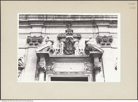 Vorderseite von Bösel, Richard [https://www.deutsche-digitale-bibliothek.de/content/lizenzen/rv-fz/] San Ferdinando - Fassade, Hauptportal, Detail, bh255719_recto. Foto: Bösel, Richard.