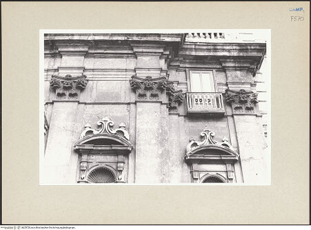 Vorderseite von Bösel, Richard [https://www.deutsche-digitale-bibliothek.de/content/lizenzen/rv-fz/] San Ferdinando - Fassade, Detail, bh255720_recto. Foto: Bösel, Richard.