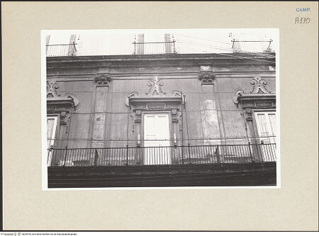 Vorderseite von Bösel, Richard [https://www.deutsche-digitale-bibliothek.de/content/lizenzen/rv-ez/] Pio Monte della Misericordia - Fassade, Teilansicht, bh255744_recto. Foto: Bösel, Richard.