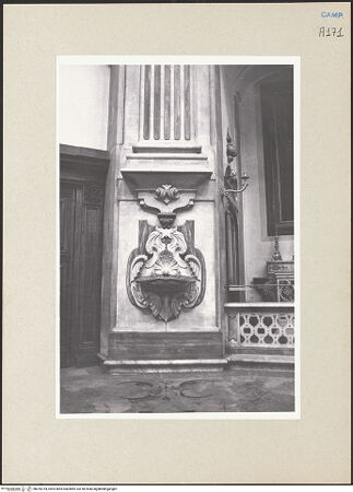 Vorderseite von Bösel, Richard [https://www.deutsche-digitale-bibliothek.de/content/lizenzen/rv-ez/] Weihwasserbecken - Gesamtansicht, bh255754_recto. Foto: Bösel, Richard.