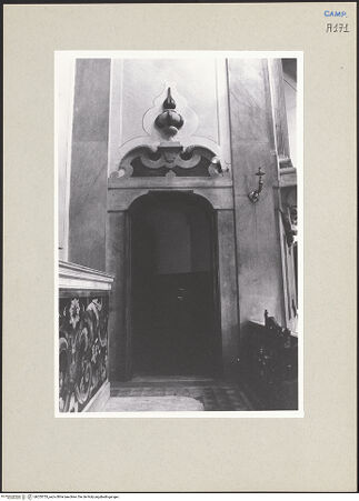 Vorderseite von Bösel, Richard [https://www.deutsche-digitale-bibliothek.de/content/lizenzen/rv-ez/] Pio Monte della Misericordia - Tür, bh255755_recto. Foto: Bösel, Richard.