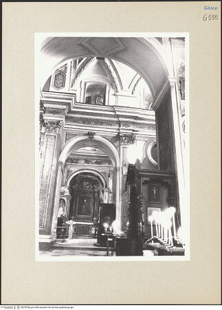 Vorderseite von Bösel, Richard [https://www.deutsche-digitale-bibliothek.de/content/lizenzen/rv-fz/] San Domenico SorianoRechtes Seitenschiff - Blick in Richtung Ostkapelle, bh255780_recto. Foto: Bösel, Richard.