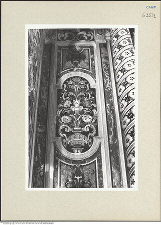 Vorderseite von Bösel, Richard [https://www.deutsche-digitale-bibliothek.de/content/lizenzen/rv-fz/] Blumen in einer Vase (Marmorinkrustationen) - Gesamtansicht, bh255787_recto. Foto: Bösel, Richard.