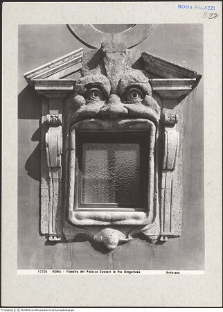 Vorderseite von unbekannt [https://www.deutsche-digitale-bibliothek.de/content/lizenzen/rv-fz/] Gartenfassade mit Mascherone (Höllenmaul)Maskenportal (Mascherone) - seitliches Fenster, bh255869_recto. Foto.