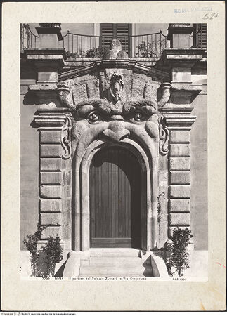 Vorderseite von unbekannt [https://www.deutsche-digitale-bibliothek.de/content/lizenzen/rv-fz/] Gartenfassade mit Mascherone (Höllenmaul)Maskenportal (Mascherone) - Portal mit frischer Bepflanzung, bh255870_recto. Foto.