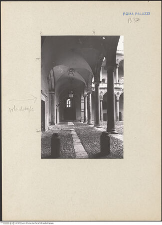 Vorderseite von ICCD [https://www.deutsche-digitale-bibliothek.de/content/lizenzen/rv-ez/] Palazzo della Cancelleria - Ostflügel, Erdgeschoss, Arkadengang, von Norden, bh256032_recto. Foto.