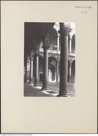 Vorderseite von ICCD [https://www.deutsche-digitale-bibliothek.de/content/lizenzen/rv-ez/] Palazzo della Cancelleria - Nordflügel, Erdgeschoss, Arkaden, von Westen, bh256033_recto. Foto.