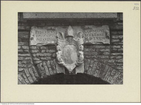 Vorderseite von Bibliotheca Hertziana [https://www.deutsche-digitale-bibliothek.de/content/lizenzen/rv-fz/] Villa dei VescoviEingangsfassade / Westfassade - Substruktionen, mittlerer Bogen: Widmungsinschrift, bh256159_recto. Foto: Tuttle, Richard.