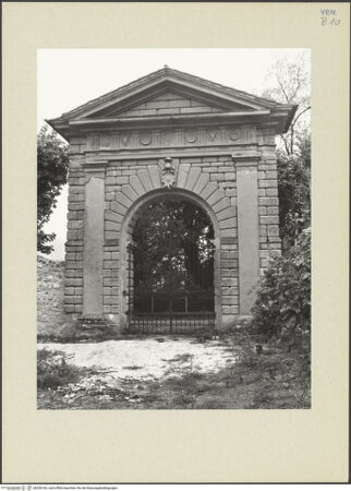 Vorderseite von Bibliotheca Hertziana [https://www.deutsche-digitale-bibliothek.de/content/lizenzen/rv-fz/] Villa dei Vescovi - Östliches Gartentor, von innen, Frontalansicht, bh256160_recto. Foto: Tuttle, Richard.