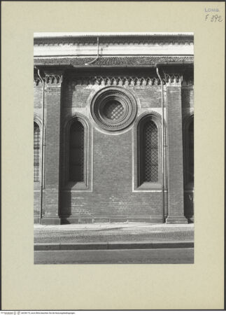 Vorderseite von Tuttle, Richard [https://www.deutsche-digitale-bibliothek.de/content/lizenzen/rv-ez/] Santa Maria delle GrazieSüdfassade - Detail, bh256173_recto. Foto.