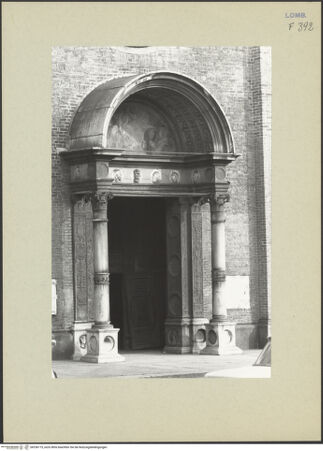 Vorderseite von Tuttle, Richard [https://www.deutsche-digitale-bibliothek.de/content/lizenzen/rv-ez/] Hauptportal - Seitenansicht, bh256175_recto. Foto.