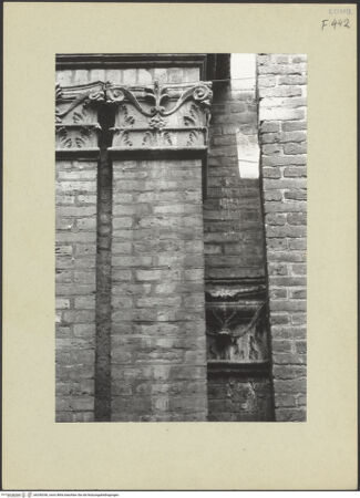 Vorderseite von Tuttle, ? [https://www.deutsche-digitale-bibliothek.de/content/lizenzen/rv-ez/] Santa Maria presso San SatiroSüdfassade zur Via Falcone - Detail: vermauertes Kapitell zwischen Kolossalpilaster und Blendarchitektur, bh256296_recto. Foto: Tuttle, ?.