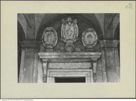 Vorderseite von Tuttle, Richard [https://www.deutsche-digitale-bibliothek.de/content/lizenzen/rv-ez/] Wappen - Gesamtansicht, bh256384_recto. Foto: Tuttle, Richard.