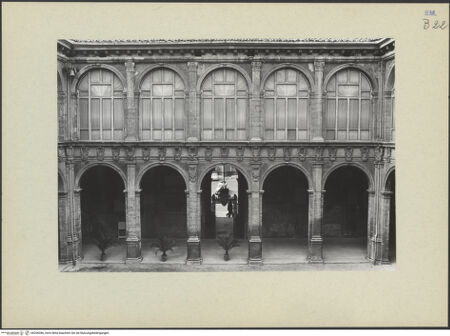 Vorderseite von Tuttle, Richard [https://www.deutsche-digitale-bibliothek.de/content/lizenzen/rv-ez/] Archiginnasio - Westfassade, bh256386_recto. Foto: Tuttle, Richard.