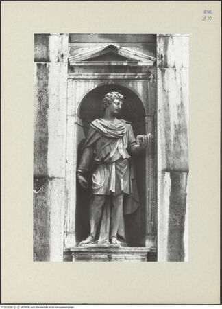 Vorderseite von Tuttle, ? [https://www.deutsche-digitale-bibliothek.de/content/lizenzen/rv-ez/] Santa Maria Assunta & Duomo - Untergeschoss, Detail: Nischenfigur, bh256548_recto. Foto: Tuttle, ?.