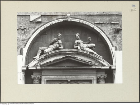 Vorderseite von Tuttle, ? [https://www.deutsche-digitale-bibliothek.de/content/lizenzen/rv-ez/] Hauptportal mit Adam und Eva - Detail: Tympanon mit Liegefiguren, bh256550_recto. Foto: Tuttle, ?.