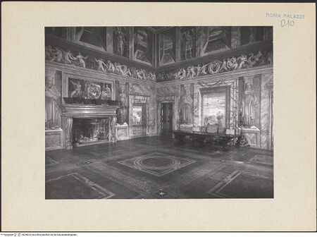 Vorderseite von ICCD (GFN) [https://www.deutsche-digitale-bibliothek.de/content/lizenzen/rv-ez/] Palazzo della ValleSalone - Innenansicht zur Saalecke und zum Kamin, bh256924_recto. Foto.