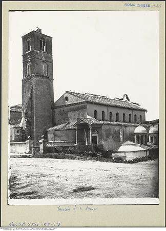 Vorderseite von Archivio Fotografico Musei Vaticani [https://www.deutsche-digitale-bibliothek.de/content/lizenzen/rv-ez/] Sant'Agnese fuori le Mura - Blick auf Apsis und Campanile mit linker Flanke, bh257752_recto. Foto.