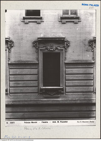 Vorderseite von Musei Vaticani Archivio Fotografico [https://www.deutsche-digitale-bibliothek.de/content/lizenzen/rv-ez/] Palazzo Maraini - Fassade, Detail: Fenster, bh257872_recto. Foto: Moscioni, Romualdo.